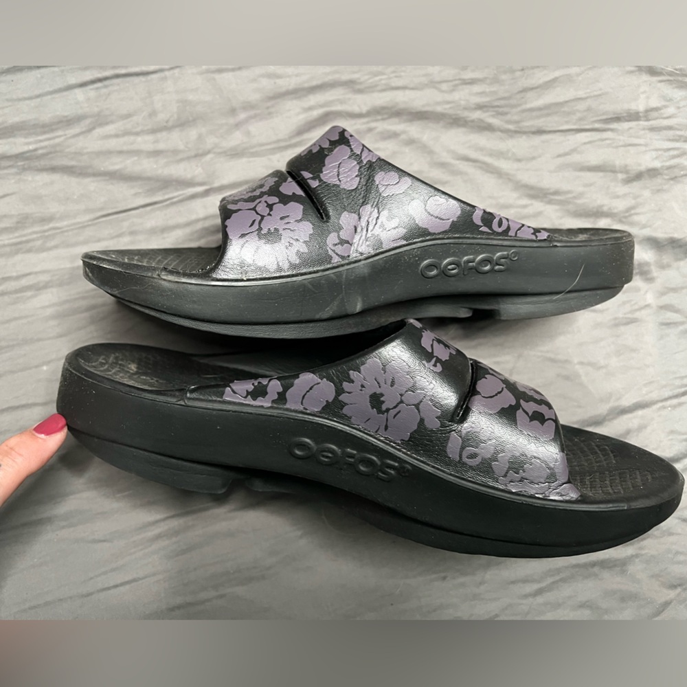 OOFOS Women's Floral Black and Purple Sandals - Picture 2 of 3
